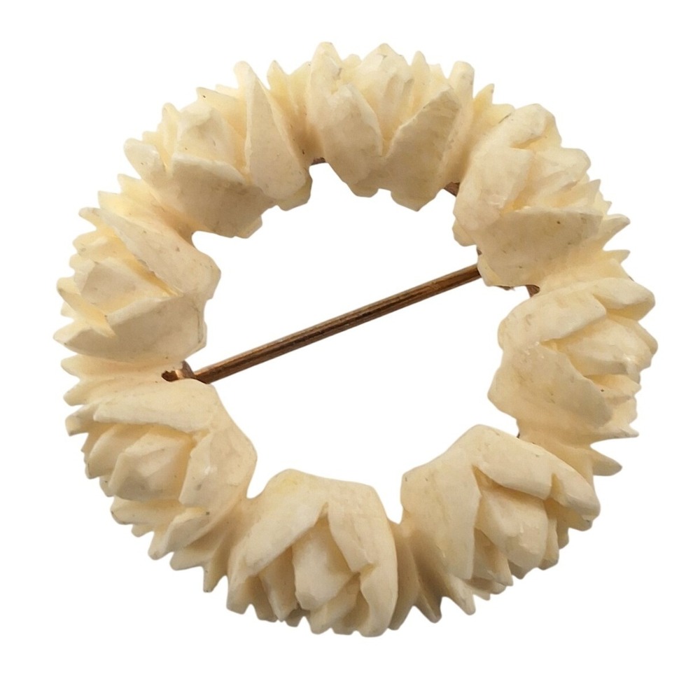 Vintage Cream‎ Carved Celluloid Flower Wreath Brooch Gold Tone Circle Pin